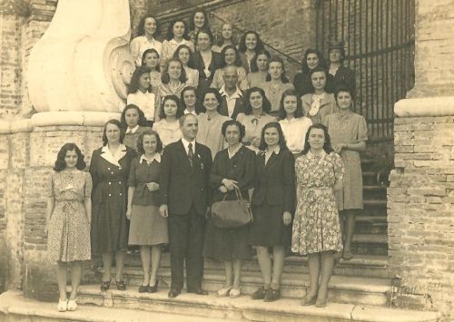 Foto di una classe femminile d'epoca